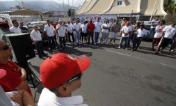 Mardi 12 octobre 2010 - Les dockers du Port bloquent l'entrée à l'enceinte portuaire (Photo Julie Fioretti)