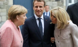 La chancelière allemande Angela Merkel (G), le président français Emmanuel Macron et son épouse Brigitte Macron à leur arrivée à la cathédrale d'Aix-la-Chapelle le 10 mai 2018