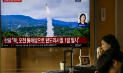 Un écran dans une gare de Séoul diffuse des images d'un essai de missile nord-coréen, le 3 octobre 2026
