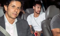 La superstar Neymar en route vers l'hĂŽpital de Belo Horizonte, le 2 mars 2018 afin d'y ĂȘtre opĂ©rĂ© du pied