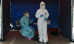 Des personnels soignants pratiquent des tests au Covid-19, le 18 avril 2020 Ă l'hĂŽpital universitaire espagnol de Burgos