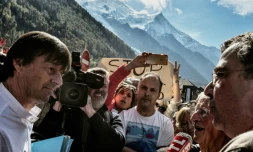 Le ministre de la transition écologique Nicolas Hulot (g), le 29 septembre 2017 à Chamonix