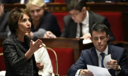 La ministre de la Santé Marisol Touraine et le Premier ministre Manuel Valls le 24 novembre 2015 à l'Assemblée nationale à Paris