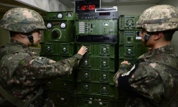 Des soldats sud-coréens ajustent les niveaux des hauts parleurs qui diffusent de la propagande à destination de la Corée du nord, à la frontière entre les deux Corée, le 8 janvier 2016
