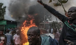 Des soutiens du candidat Raila Odinga expriment leur colère dans une rue de Nairobi, au Kenya, le 15 août 2022, après l'annonce de la victoire de William Ruto à l'élection présidentielle
