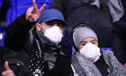 Des supporters de la Juventus arborent des masques de protection anti coronavirus, lors du déplacement de leur équipe à Lyon, le 26 février 2020