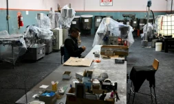 Un employé de l'usine Tintas Opalo à Sarandi, dans la province de Buenos Aires, en Argentine, le 17 avril 2024