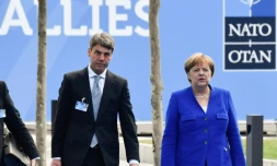 La chancelière allemande Angela Merkel arrive au siège de l'Otan à Bruxelles avec un collaborateur, le 11 juillet 2018.