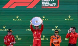 L'Espagnol Carlos Sainz (C) vainqueur du GP d'Australie devant son coéquipier chez Ferrari Charles Leclerc (G) et le Britannique Lando Norris (D), le 24 mars 2024 à Melbourne
