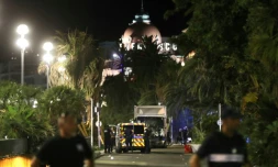 Des policiers près du camion utilisé lors de l'attentat de Nice, le 14 juillet 2016