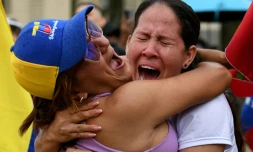 Deux exilées vénézuéliennes exultent à Medellin, en Colombie, après l'annonce de la capture de Nicolas Maduro, le 3 janvier 2026
