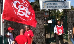 Jeudi 14 octobre 2010: Mouvement de protestation au centre de Finances publiques de Saint-Benoît (photo: Mounice Najafaly)