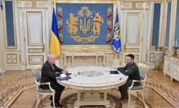 Le président ukrainien Volodymyr Zelensky (à droite) s'entretient avec l'émissaire américain Keith Kellogg, le 20 février 2025 à Kiev