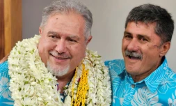 L'indépendantiste polynésien Moetai Brotherson (G) est félicité par un membre de son parti après avoir été élu président de la Polynésie française le 12 mai 2023 à Papeete