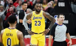 LeBron James s'incline avec les Los Angeles Lakers sur le parquet des Trail Blazers à Portland, le 18 octobre 2018