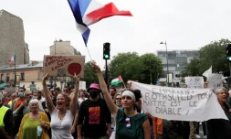 Plusieurs dizaines de milliers de personnes manifestent le 17 juillet 2021 à travers la France, de Marseille à Lille et de Montpellier à Paris, contre la vaccination anti-Covid et le pass sanitaire