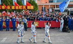 De gauche à droite: les astronautes chinois Gui Haichao, Zhu Yangzhu et Jing Haipeng saluent le public avant leur décollage vers la station spatiale Tiangong, le 30 mai 2023 à Jiuquan, dans le nord-ouest de la Chine