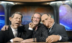 L'humoriste et imitateur des "Guignols de l'Info", Yves Lecoq, pose avec les marionnettes de Patrick Poivre d'Arvor et de Jacques Chirac, en 2009