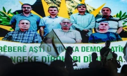 Des partisans du fondateur emprisonné du PKK, Abdullah Öcalan, assistent à un rassemblement diffusant une déclaration télévisée dans la ville à majorité kurde de Qamishli, dans le nord-est de la Syrie, le 9 juillet 2025