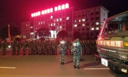 La police paramilitaire se prépare à quitter Chengdu, au sud-ouest de la province du Sichuan en Chine, vers des zones sinistrées après un tremblement de terre, le 8 août 2017