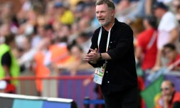 L'entraîneur de la Suède Peter Gerhardsson apprécie le match de ses joueuses contre le Portugal à l'Euro à Leigh Sport Stadium, le 17 juillet 2022 