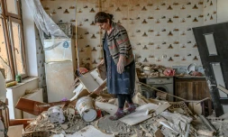 Une femme dans les décombres de son appartement détruit pendant un bombardement, le 10 octobre 2020 à Tartar, en Azerbaïdjan