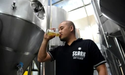 Production de bière dans l'unique brasserie artisanale d'Indonésie, à Singaraja, le 24 février 2017