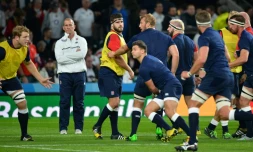 L'entraîneurt de l'Angleterre Stuart Lancaster (blanc) avec ses joueurs lors de l'échauffement avant le match du Mondial contre les Gallois, le 26 septembre 2015 à Twickenham