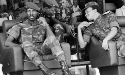 Thomas Sankara (g) lors d'un défilé militaire à Ouagadougou le 4 août 1985