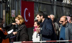 Des citoyens turcs viennent voter au consulat à Berlin, le 27 mars 2017
