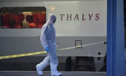 Un officier de la police scientifique se prépare à inspecter le Thalys attaqué le 21 août 2015 à Arras, en France