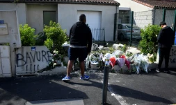 Des personnes se recueillent le 5 juillet 2018 à Nantes sur le lieu du contrôle de police où un jeune de 22 ans a été tué par un tir de police mardi soir