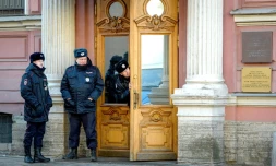 La police russe garde le consulat américain à Saint-Pétersbourg, le 31 mars 2018