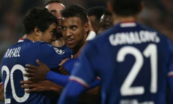 Le milieu lyonnais Corentin Tolisso se fait féliciter par ses coéquipiers aprés son but d'égalisation face à la Juve, le 2 novembre 2016 à Turin