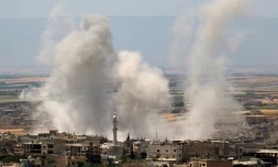 Nuages de fumée le 29 mai 2019 au-dessus de la ville de Khan Cheikhoun, dans le nord-ouest de la Syrie, aprÚs des bombardements attribués au régime par une ONG