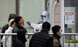 Un homme dépisté au Covid-19 à Pékin, le 21 janvier 2022