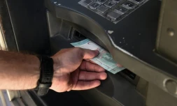 Retrait de Bolivars dans un distributeur automatique de billets à Caracas, le 20 août 2018