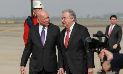 Le ministre des Affaires étrangères irakien Fuad Hussein (à gauche) marche aux côtés du secrétaire général des Nations unies (ONU) Antonio Guterres à l'arrivée de ce dernier à Bagdad le 13 décembre 2025.