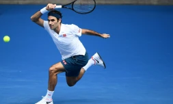 Le Suisse Roger Federer face au Britannique Daniel Evans au 2e tour de l'Open d'Australie, le 16 janvier 2019 à Melbourne