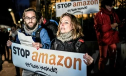 Des militants d'Attac manifestent devant le siège d' Amazon à Clichy, le 29 novembre 2019