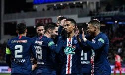 Les joueurs du PSG se congratulent après un but de Pablo Sarabia, en Coupe de France, le 12 février 2020 à Dijon