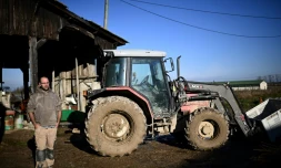 L'éleveur Jérôme Caze pose devant son tracteur dans son exploitation de Meilhan-sur-Garonne, dans le sud-ouest de la France, le 23 janvier 2025 