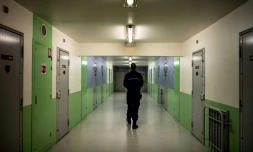 Un surveillant pénitentiaire marche dans les couloirs de la prison de Bourg-en-Bresse, le 27 novembre 2018
