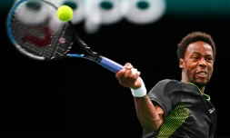Le Français Gaël Monfils, lors de sa victoire, 4-6, 7-5, 6-3, face au Serbe Miomir Kecmanovic, au 1er tour du Masters 1000 de Paris, le 2 novembre 2021 à l'AccorHotels Arena