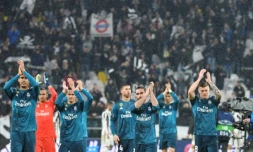 Les joueurs du Real Madrid applaudissent les spectateurs après leurs victoire face à la Juventus en quarts aller de C1, le 3 avril 2018 à Turin