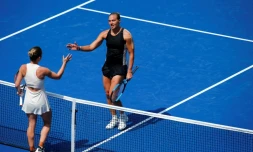 La N.1 mondiale Simona Halep (de dos) salue la victoire de son adversaire, l'Estonienne Kaia Kanepi au premier tour de l'US Open, le 27 août 2018 à Flushing Meadows