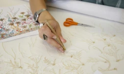 Emmanuelle Khanh a crée un style pour les jeunes femmes de l'époque, avec des jupes à taille basse et des chemisiers à col long