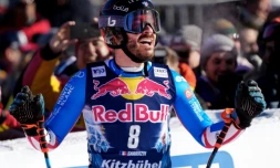 Le skieur français Cyprien Sarrazin Ă la fin de son extraordinaire descente Ă KitzbĂŒhel, en Autriche, le 20 janvier 2024