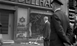 Des inscriptions  antisémites sur la devanture d'un commerce juif en juin 1938 à Berlin lors de la campagne initiée par les Nazis