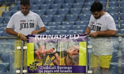 Des spectateurs demandent la libération d'otages retenus captifs à Gaza lors d'un match caritatif de football, le 7 janvier 2025 à Petah Tikva, près de Tel-Aviv